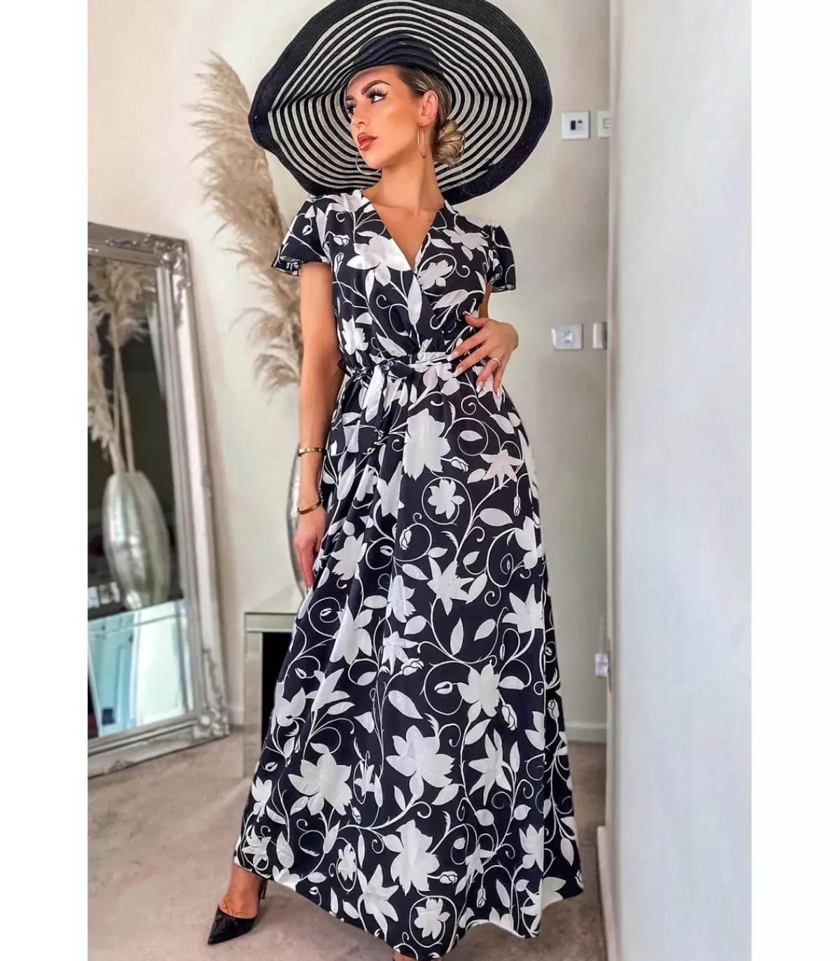 CW Debbie mustavalkoinen wrap-look v-maksimekko