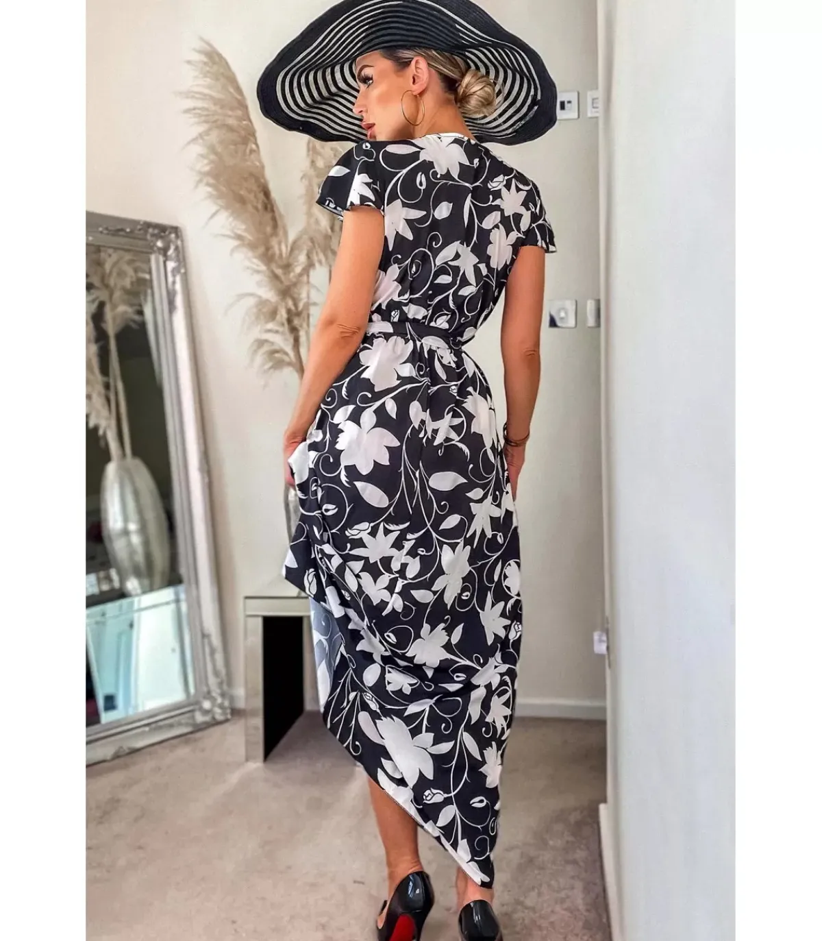 CW Debbie mustavalkoinen wrap-look v-maksimekko