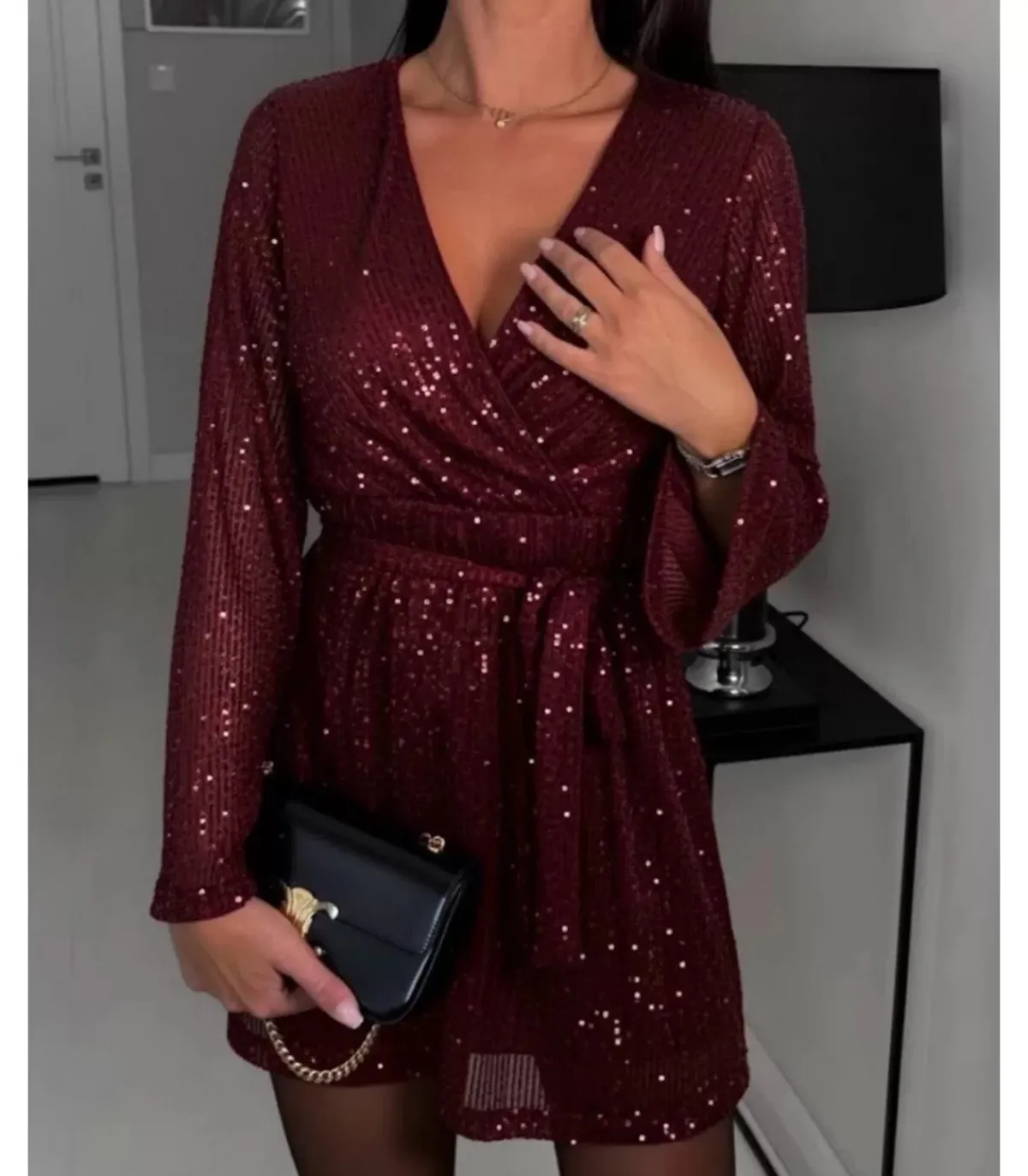 EB viininpunainen wrap-look v-paljettimekko vyöllä