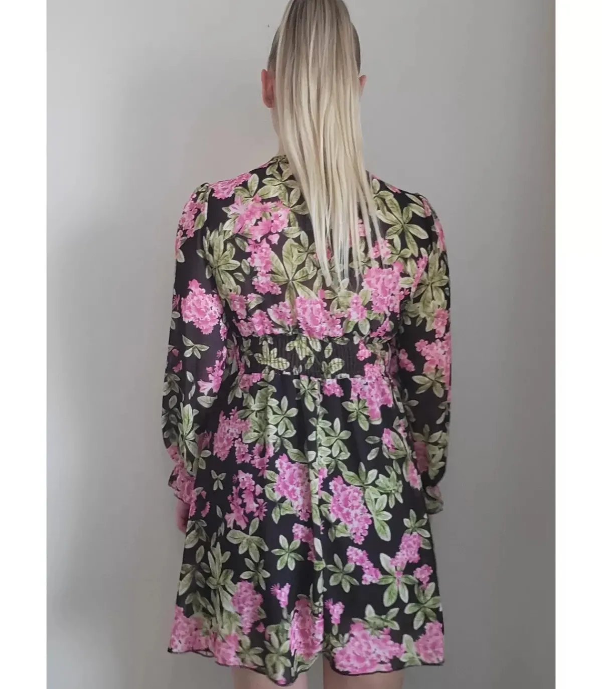 Hersecret Elle Style Juliette musta kukkakuvioinen mekko helminapeilla