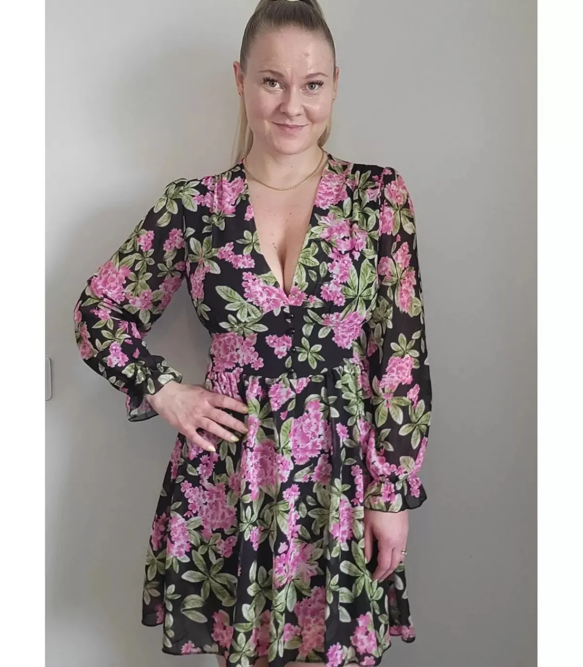 Hersecret Elle Style Juliette musta kukkakuvioinen mekko helminapeilla