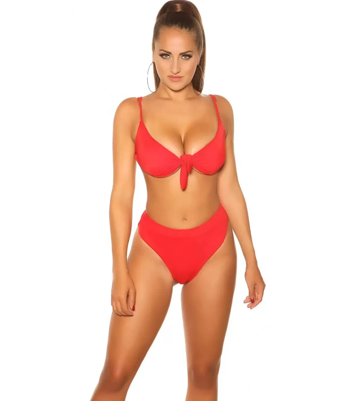 Koucla punaiet edetä oittavat bikiniiivit
