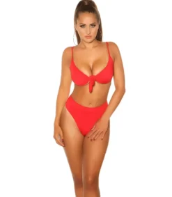 Koucla punaiet edetä oittavat bikiniiivit
