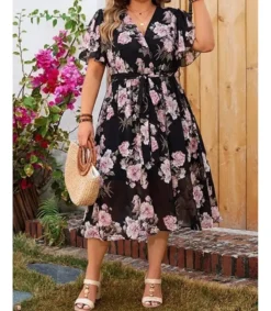 Hersecret Lyhythihainen musta v-kukkamekko vyöllä (plus size)