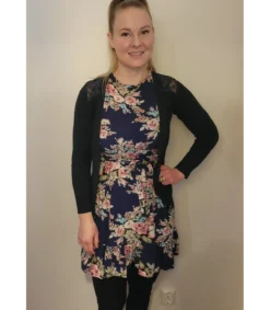 Hersecret Merribel Treesea tummansininen kukkakuvioinen mekko