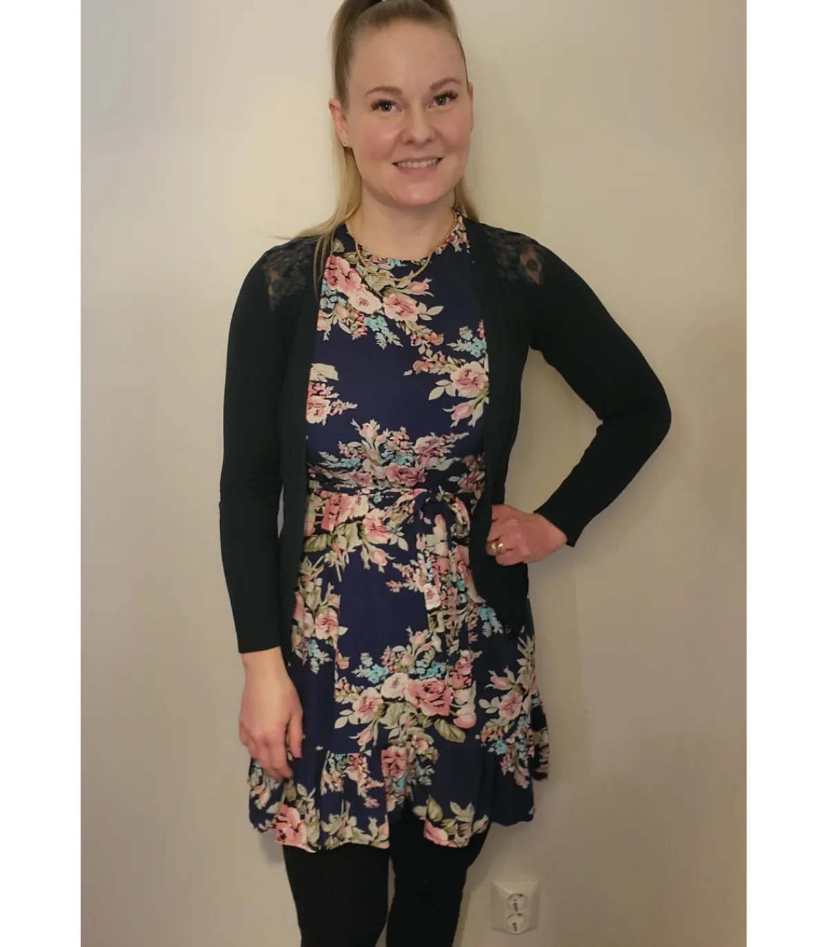Hersecret Merribel Treesea tummansininen kukkakuvioinen mekko