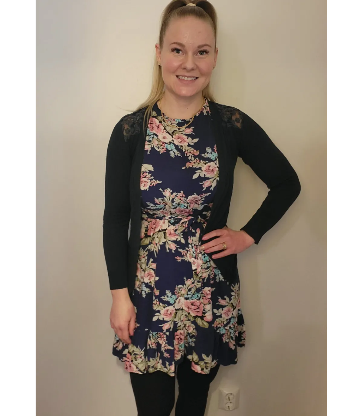 Hersecret Merribel Treesea tummansininen kukkakuvioinen mekko