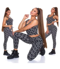 Koucla Musta crop top printtikuvioinen joggerisetti