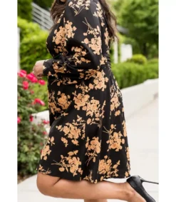 LC Mustakeltainen kukkakuvioinen mekko kurkistusaukolla (plus size)