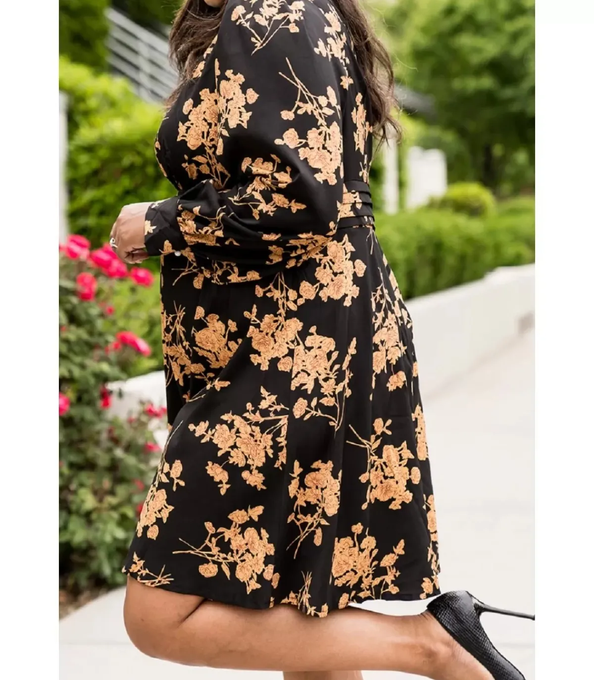 LC Mustakeltainen kukkakuvioinen mekko kurkistusaukolla (plus size)