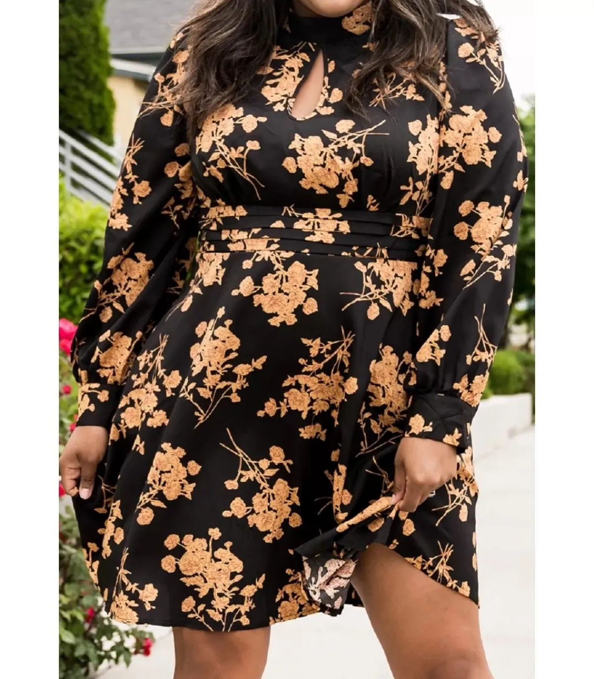 LC Mustakeltainen kukkakuvioinen mekko kurkistusaukolla (plus size)
