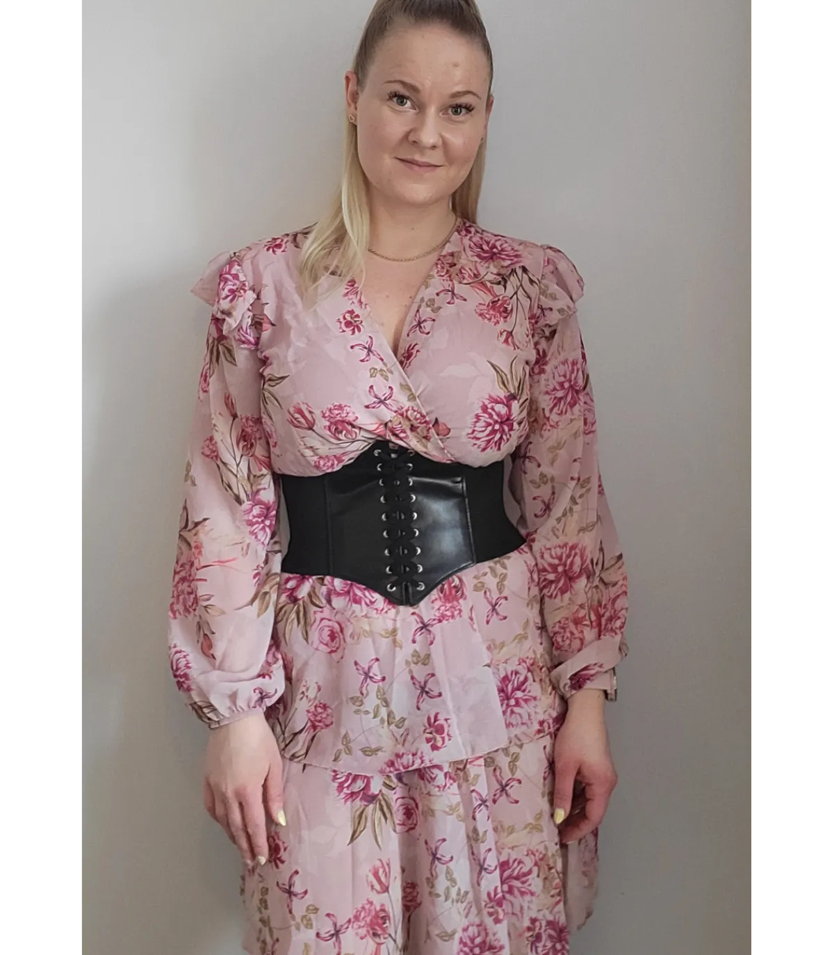 Hersecret Musta leveä tekonahkainen vyötärövyö nyöreillä