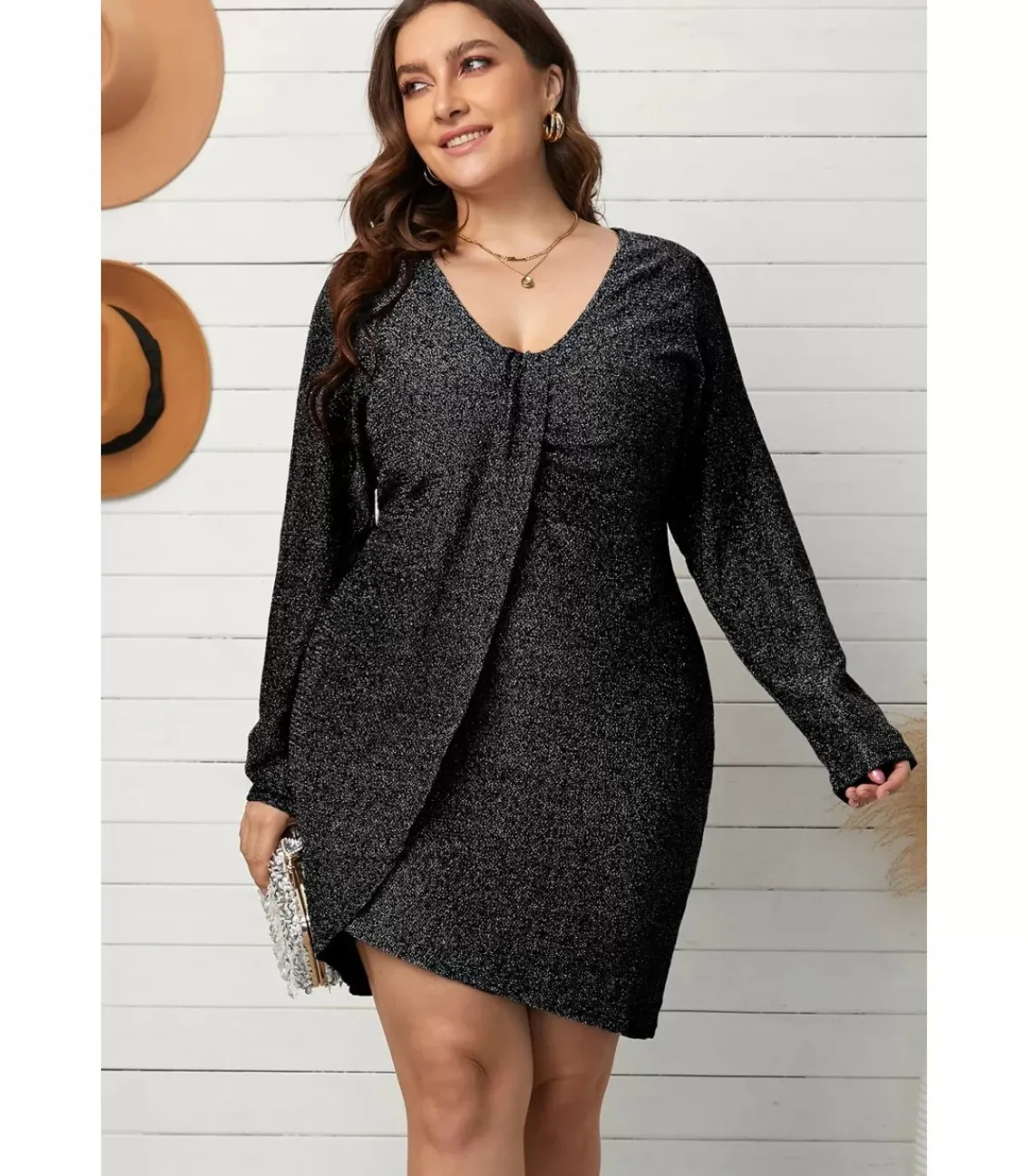 LC Musta metalliglitter mekko liehuksella (plus size)