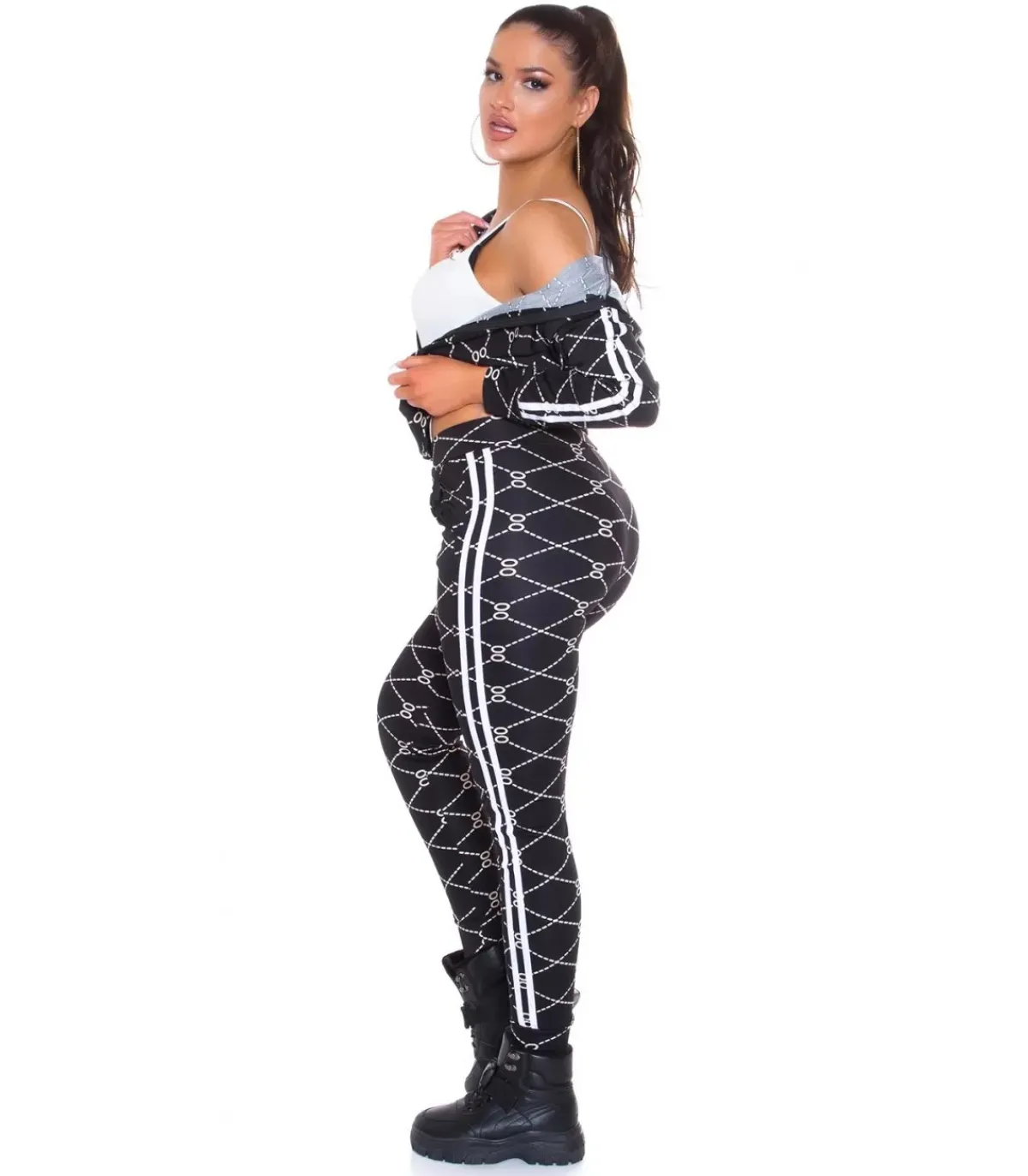 Koucla Musta printtikuvioinen joggerisetti tuplaraidoilla