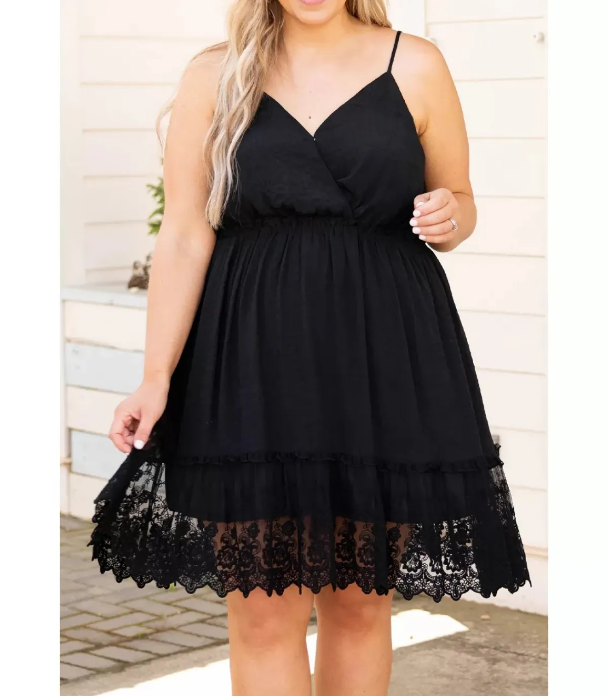 LC Musta v-mekko koristekirjaillulla helmalla (plus size)