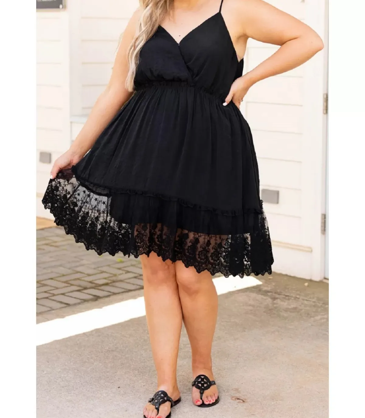 LC Musta v-mekko koristekirjaillulla helmalla (plus size)