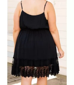 LC Musta v-mekko koristekirjaillulla helmalla (plus size)