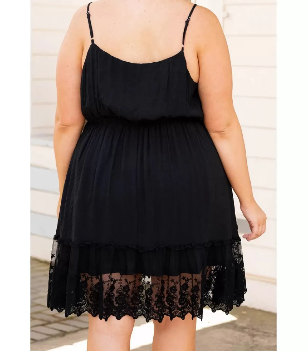 LC Musta v-mekko koristekirjaillulla helmalla (plus size)