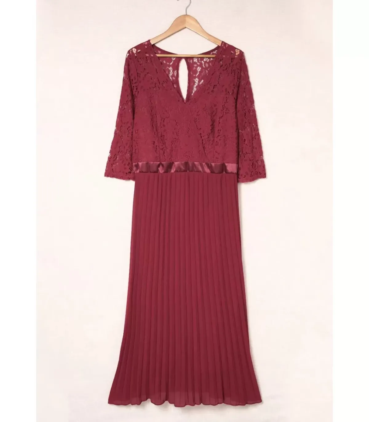 LC Punainen pitsikoristeinen vekkijuhlamekko (plus size)