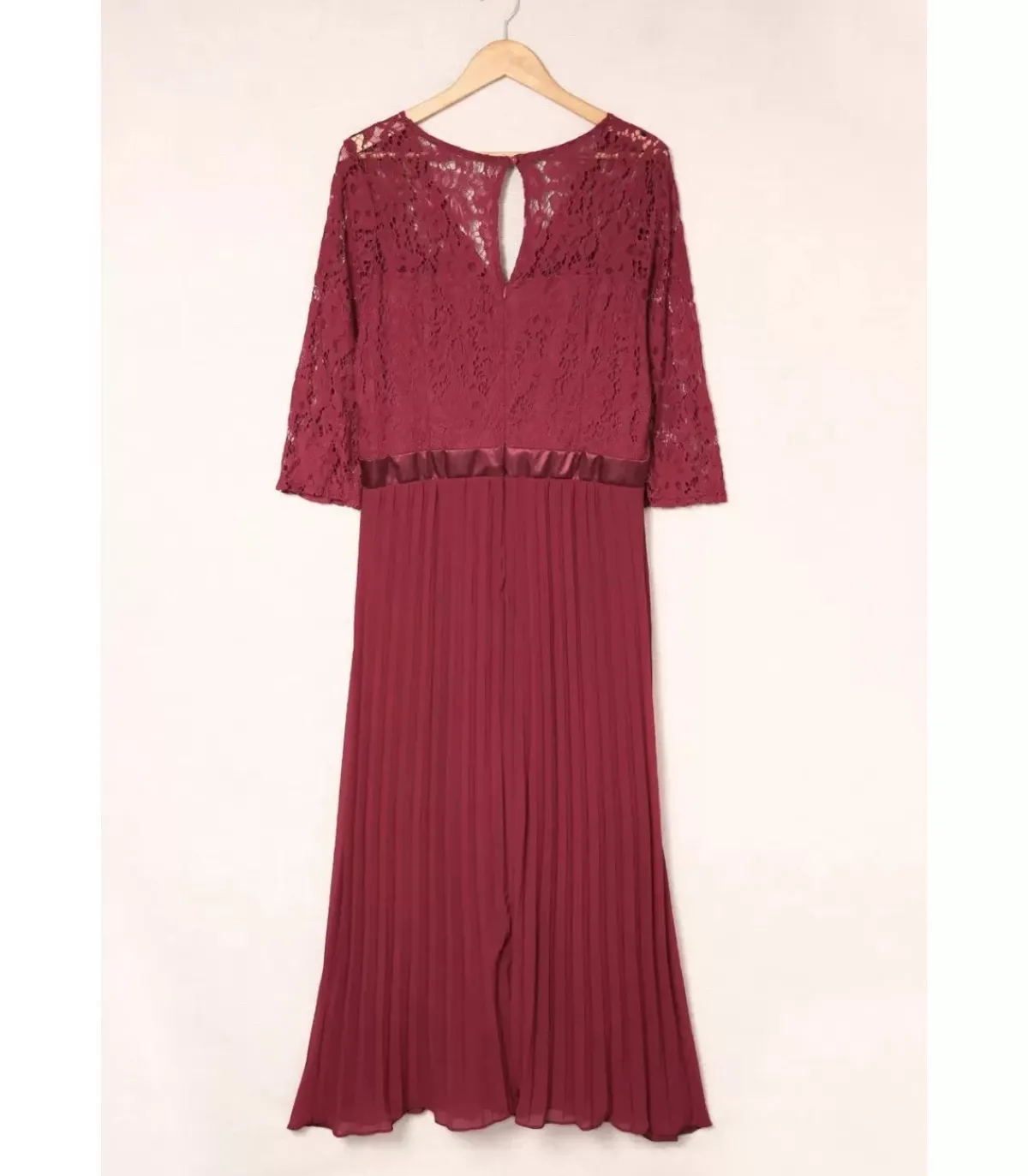 LC Punainen pitsikoristeinen vekkijuhlamekko (plus size)