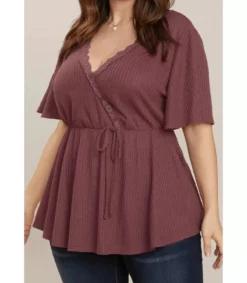 LC Ruskeanpunainen lyhythihainen v-vohvelipaita pitsillä (plus size)