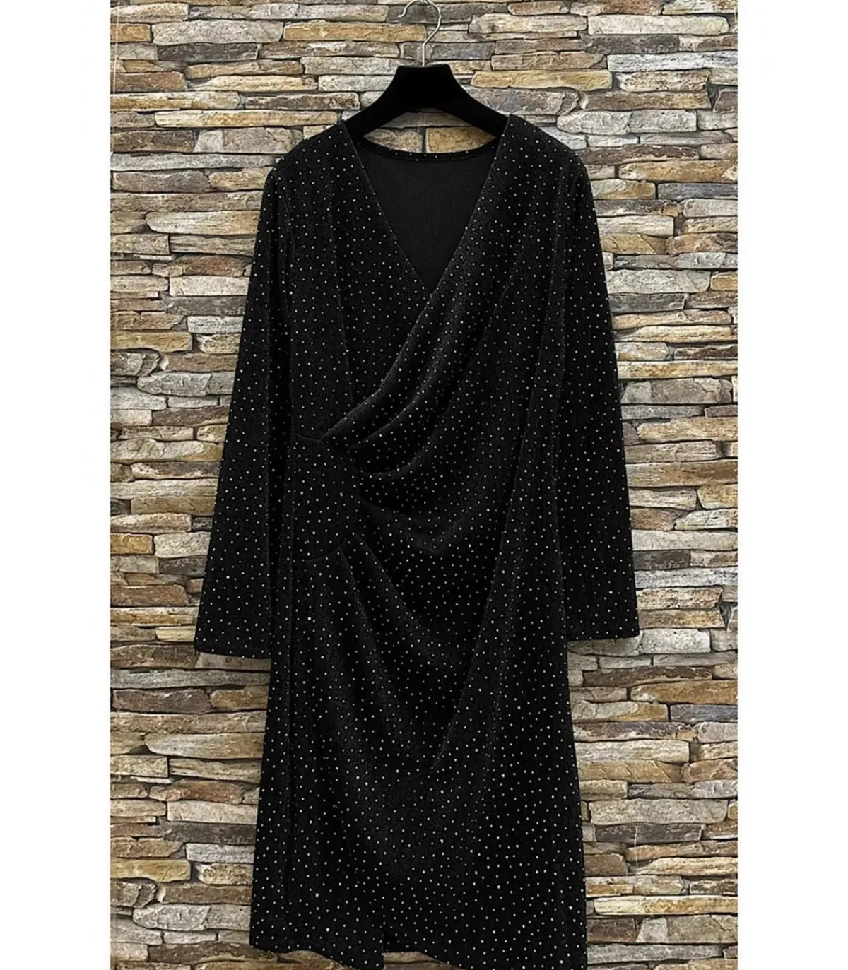 Elle Style Shibelle musta strassikoristeinen wrap-look v-mekko