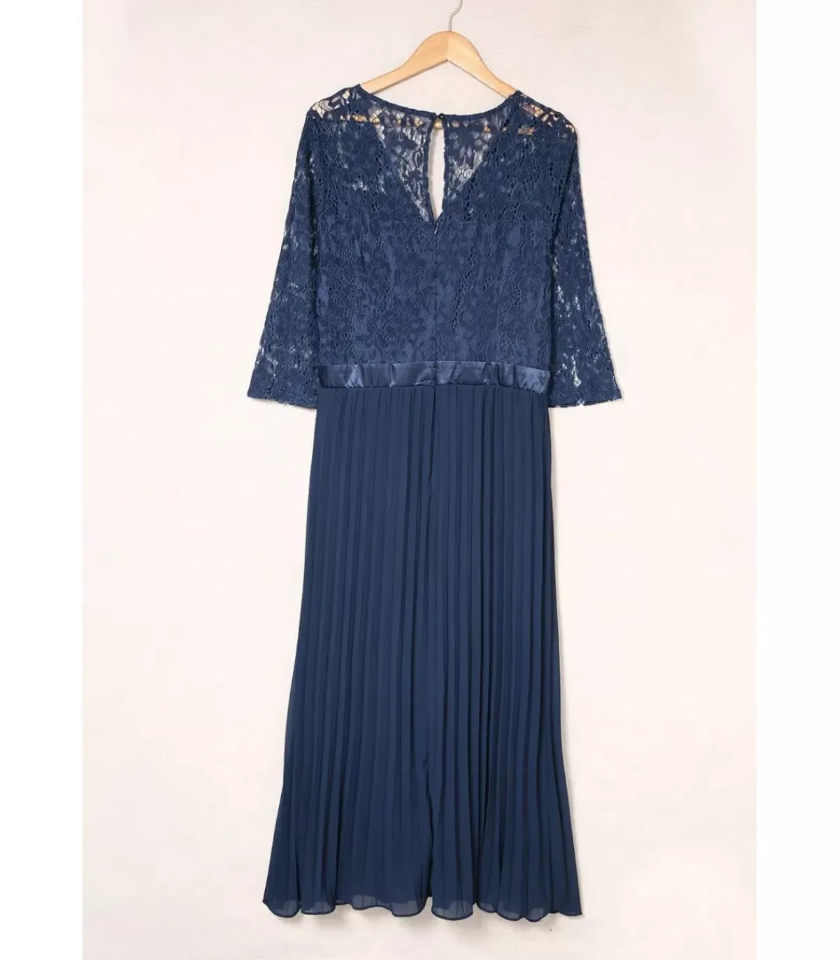 LC Sininen pitsikoristeinen vekkijuhlamekko (plus size)