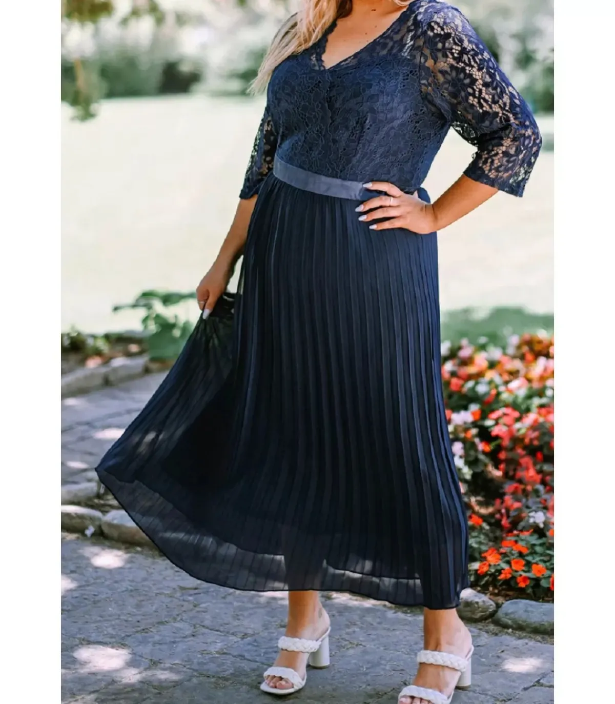 LC Sininen pitsikoristeinen vekkijuhlamekko (plus size)