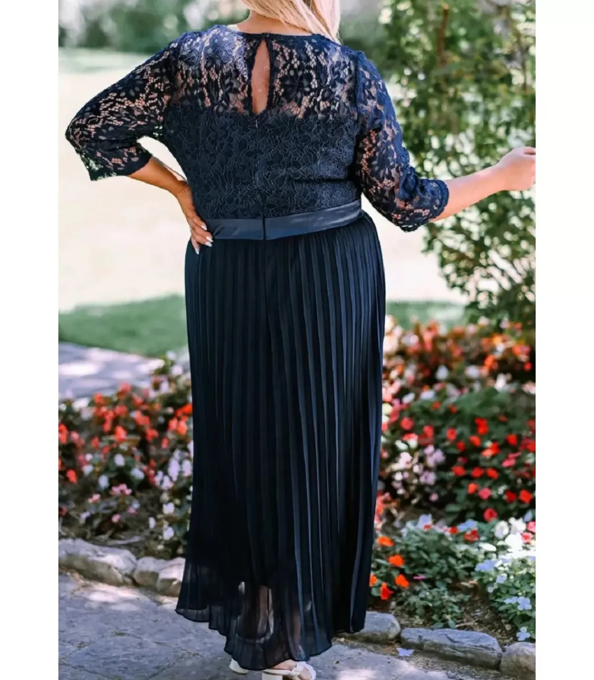 LC Sininen pitsikoristeinen vekkijuhlamekko (plus size)