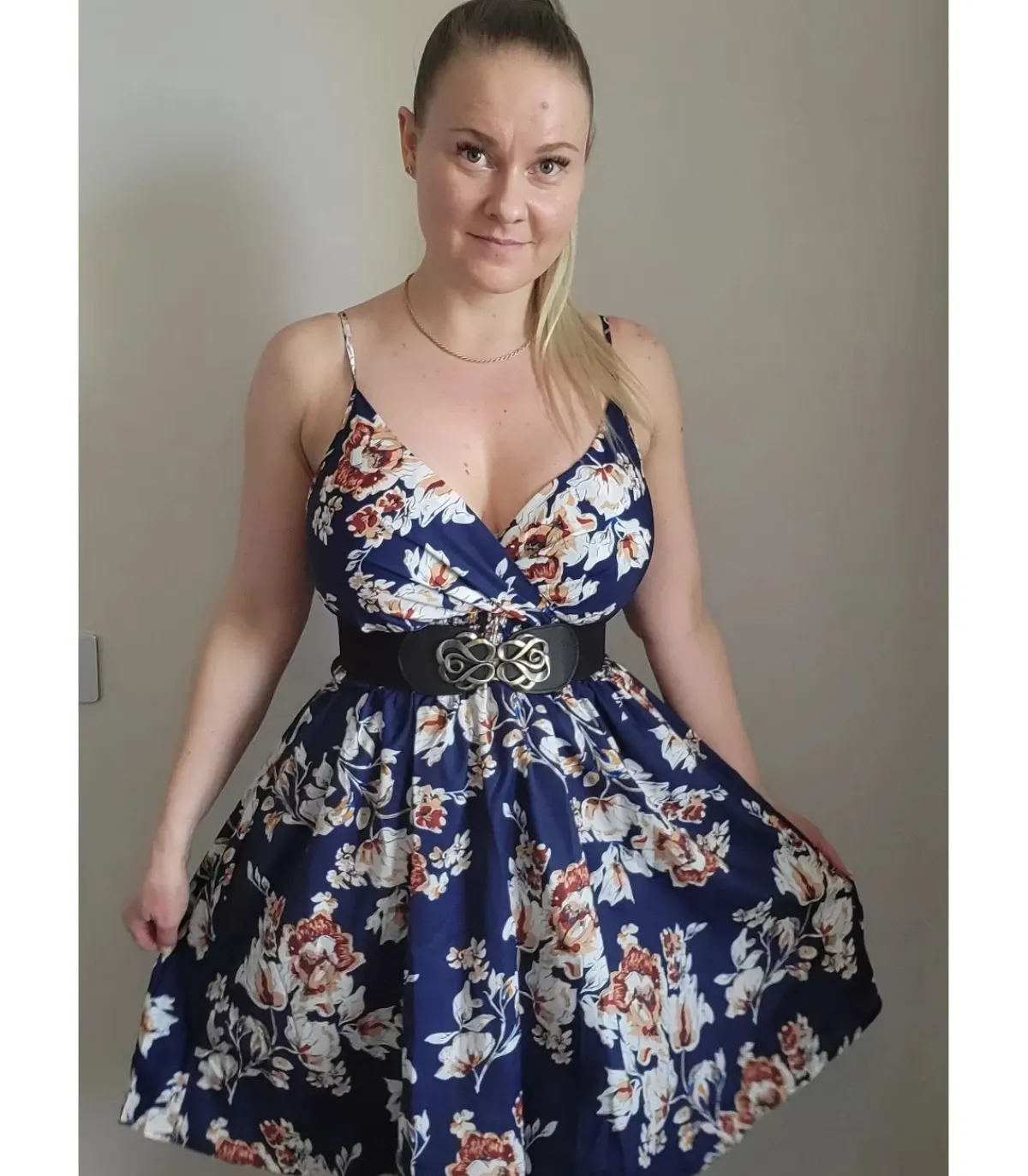 LC Tuanininen kukkakuvioinen wrap-look v-ekko