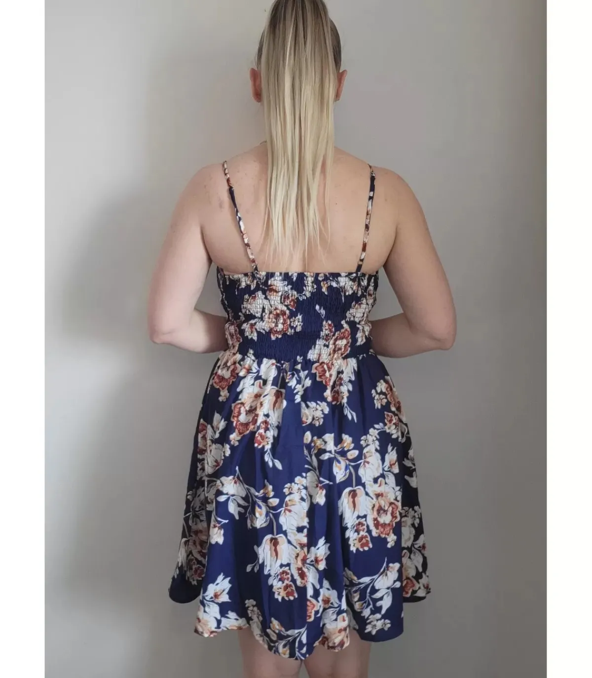 LC Tuanininen kukkakuvioinen wrap-look v-ekko