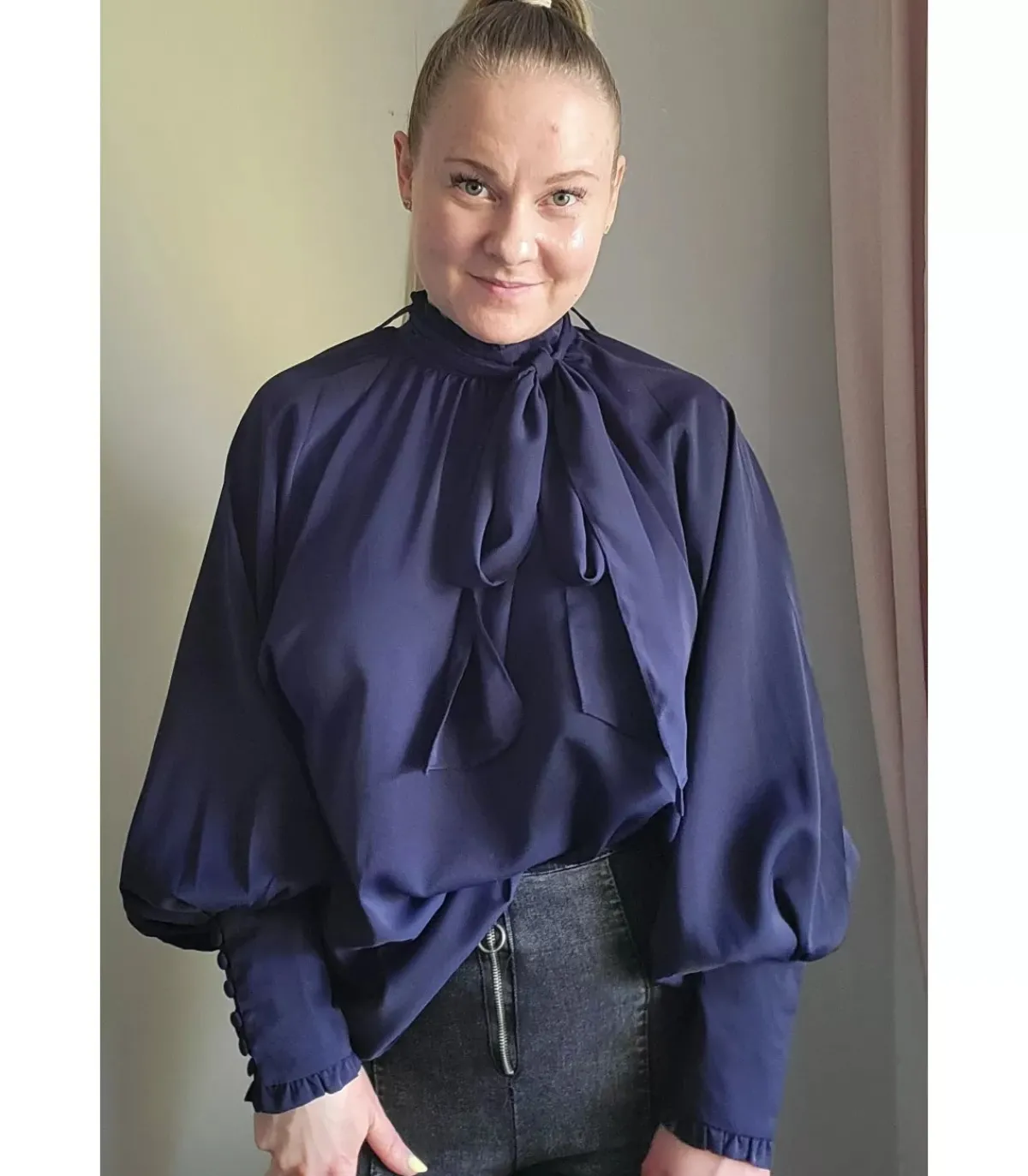 LC Tuanininen puihihainen puero ruettinauhoilla