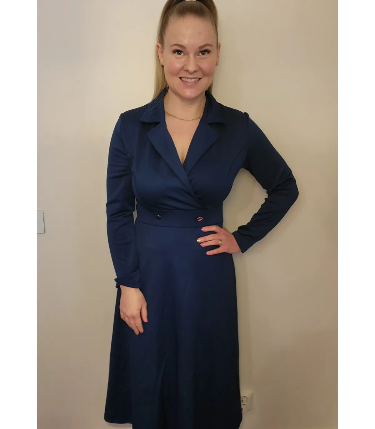 LC Tummanininen takkimekko