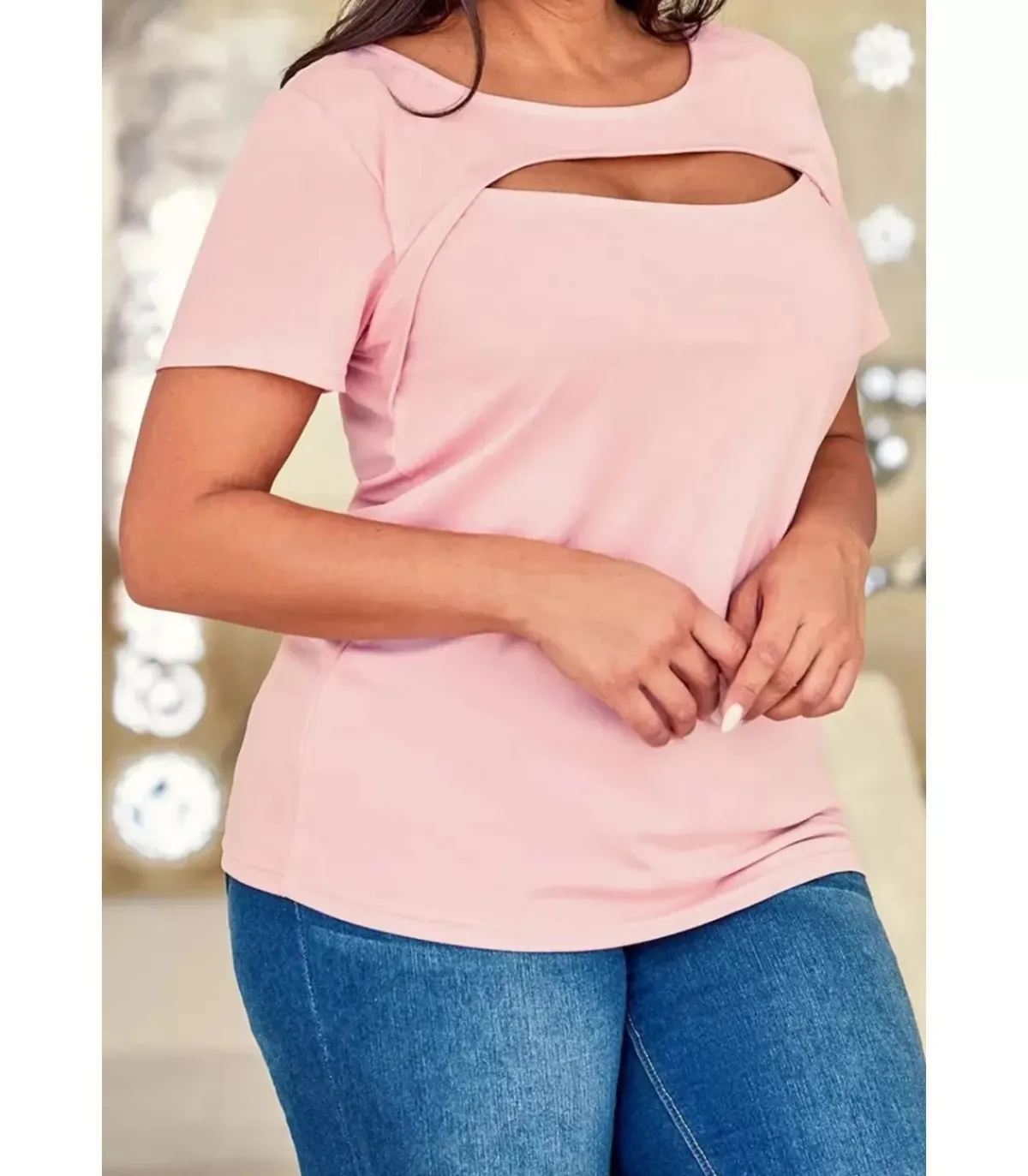 Hersecret Vaaleanpunainen lyhythihainen t-paita kurkistusaukolla (plus size)